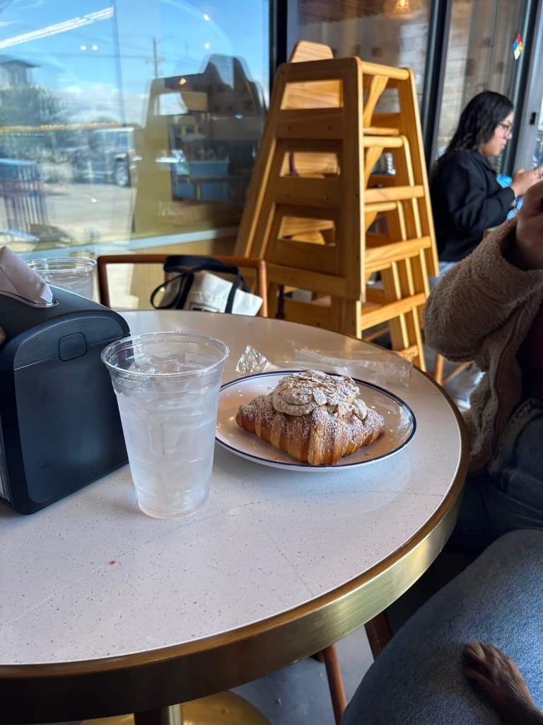 Paris Croisserie Bakery And Cafe — foto