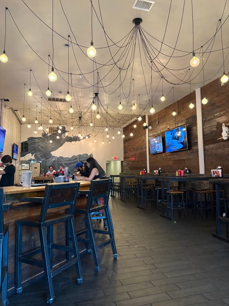 Wrecked Burgers & Brews — foto