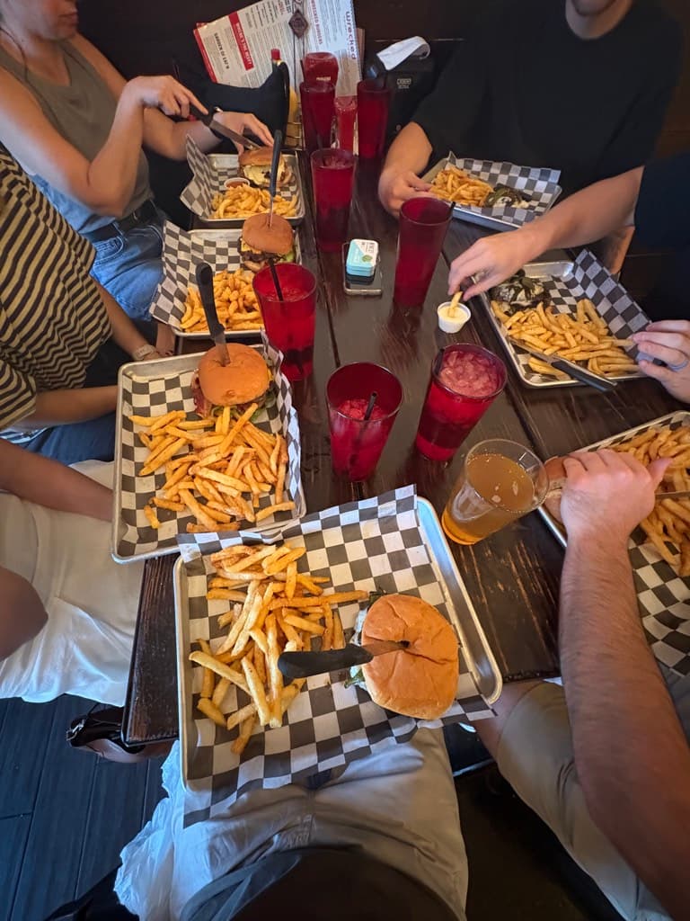 Wrecked Burgers & Brews — foto