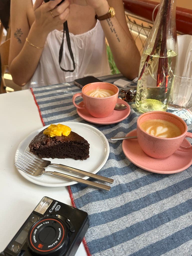 Glória - livraria de rua, café e espaço cultural — foto