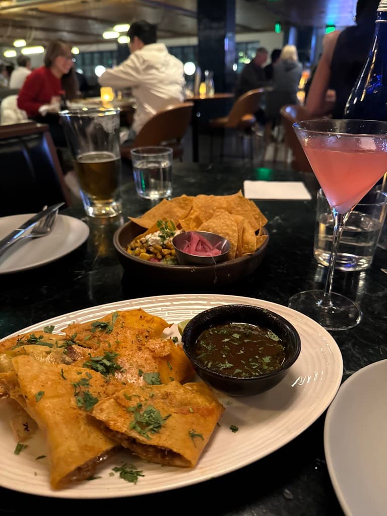 Earls Kitchen + Bar — foto