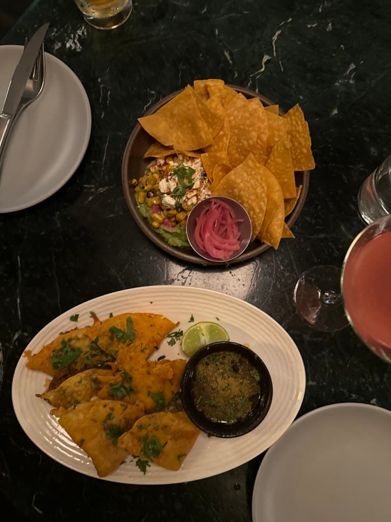 Earls Kitchen + Bar — foto