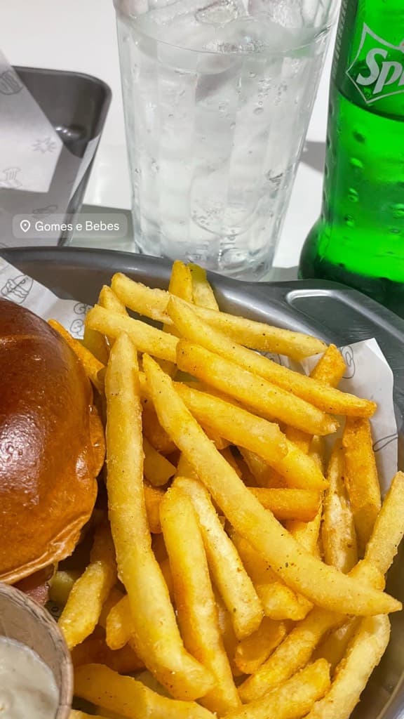 Gomes e Bebes - Burguer e Fries — foto