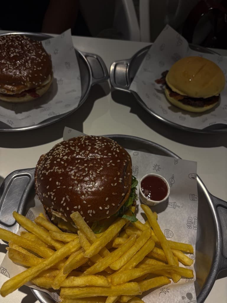 Gomes e Bebes - Burguer e Fries — foto